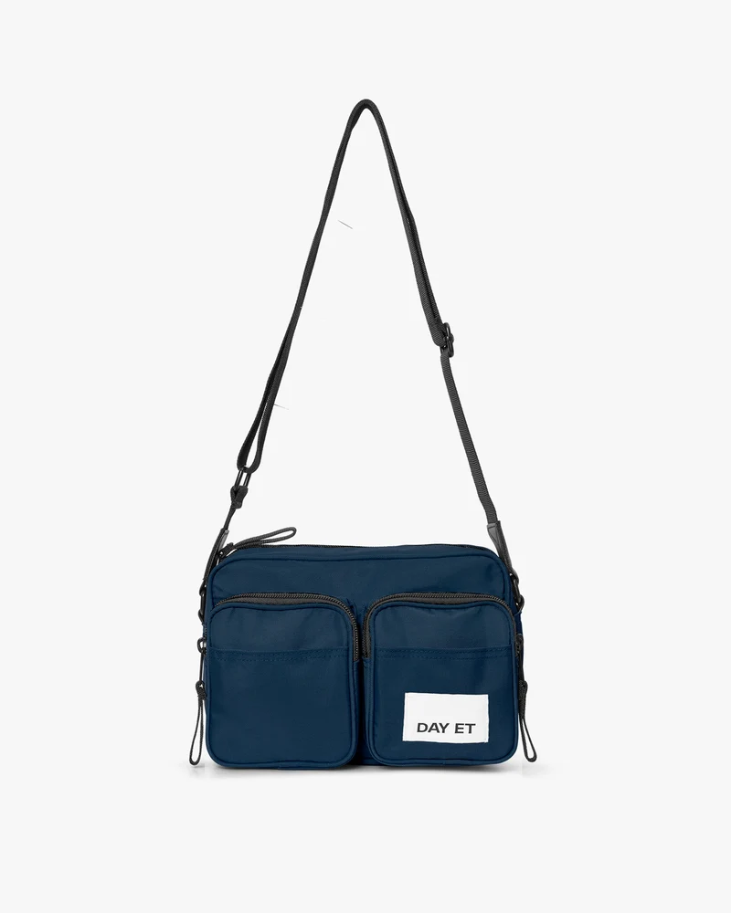 Medium Nylon Crossbody Axelremsväska