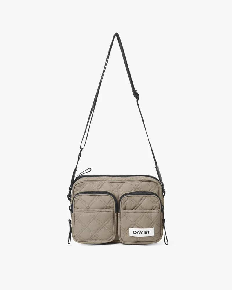 Medium Square Quilt Crossbody Axelremsväska