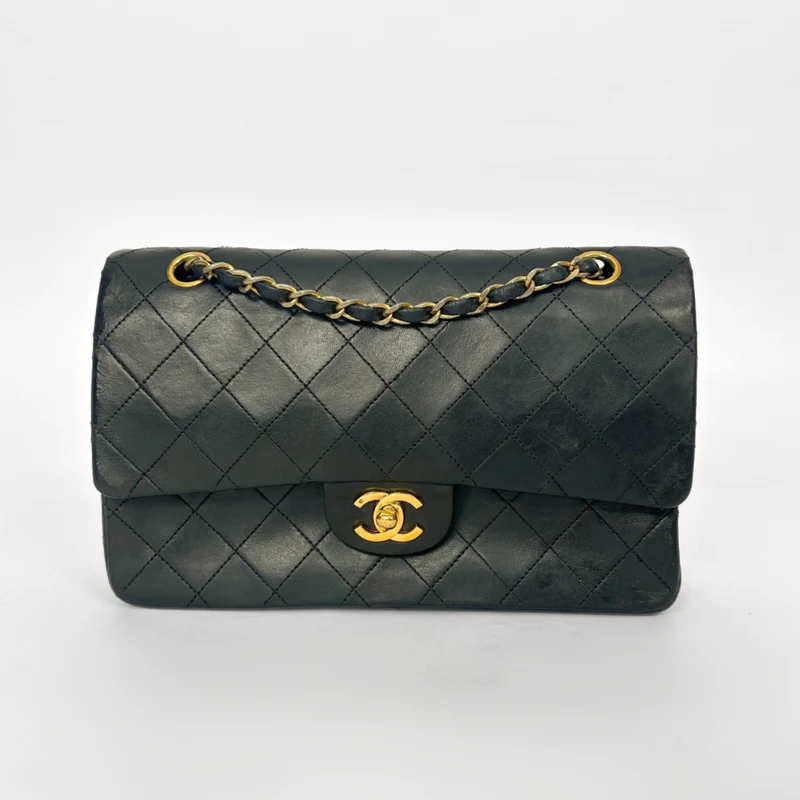 Chanel Classic Flap Bag Medium Lammskinn Läder