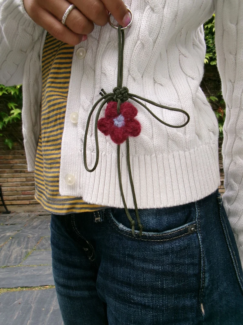 Väskberlock med blomma