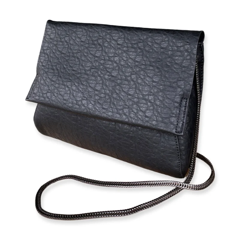 BHCV Wide Flapbag Black