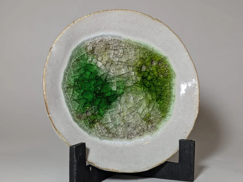 Återvunnet gammalt glas på keramisk tallrik