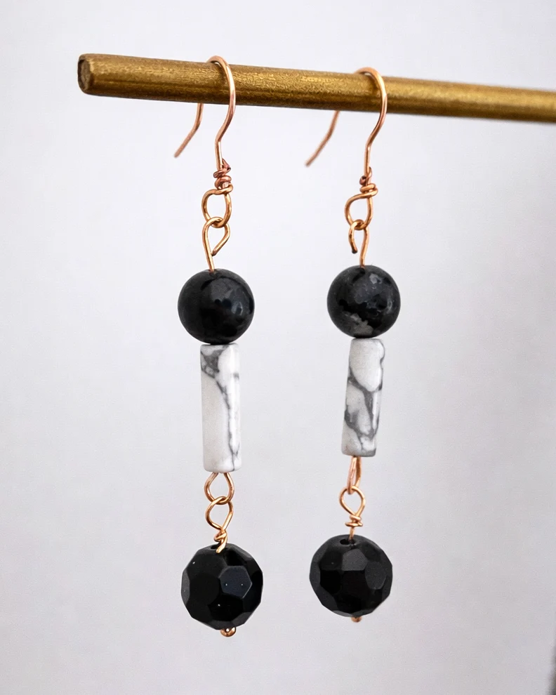 Howlite, Obsidian & Svart Tourmaline Örhängen