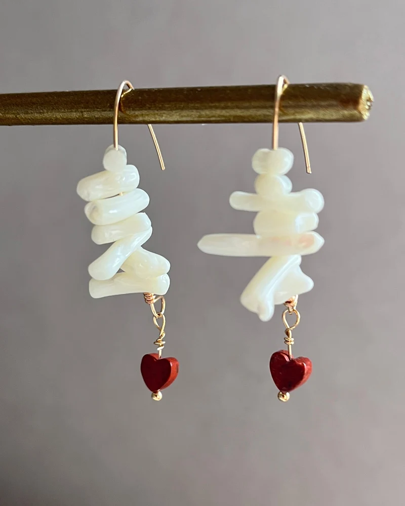 Vit Coral & Red Jasper Örhängen