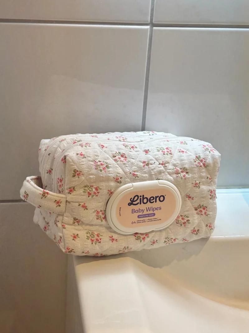 Sigfrid: Dubbelzippad skötväska med dispenser för våtservetter