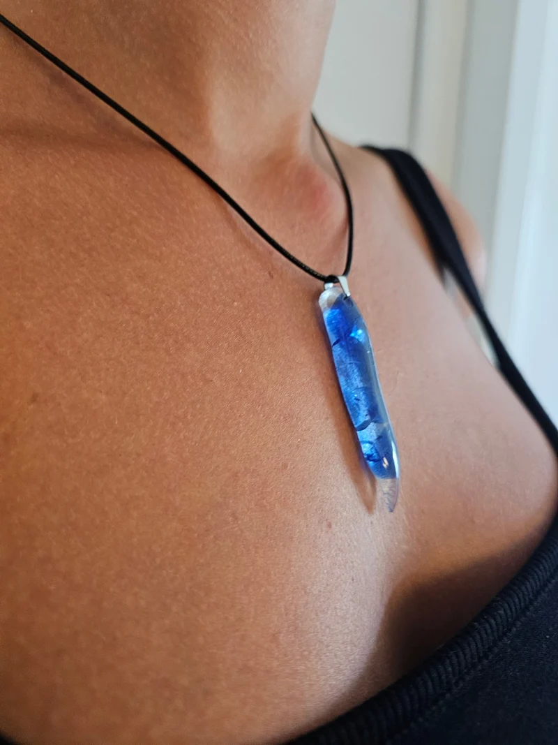 Brutet blå Halsband