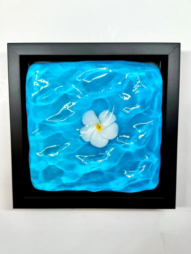 Plumeria flower under Blue water resin konst Väggkonst