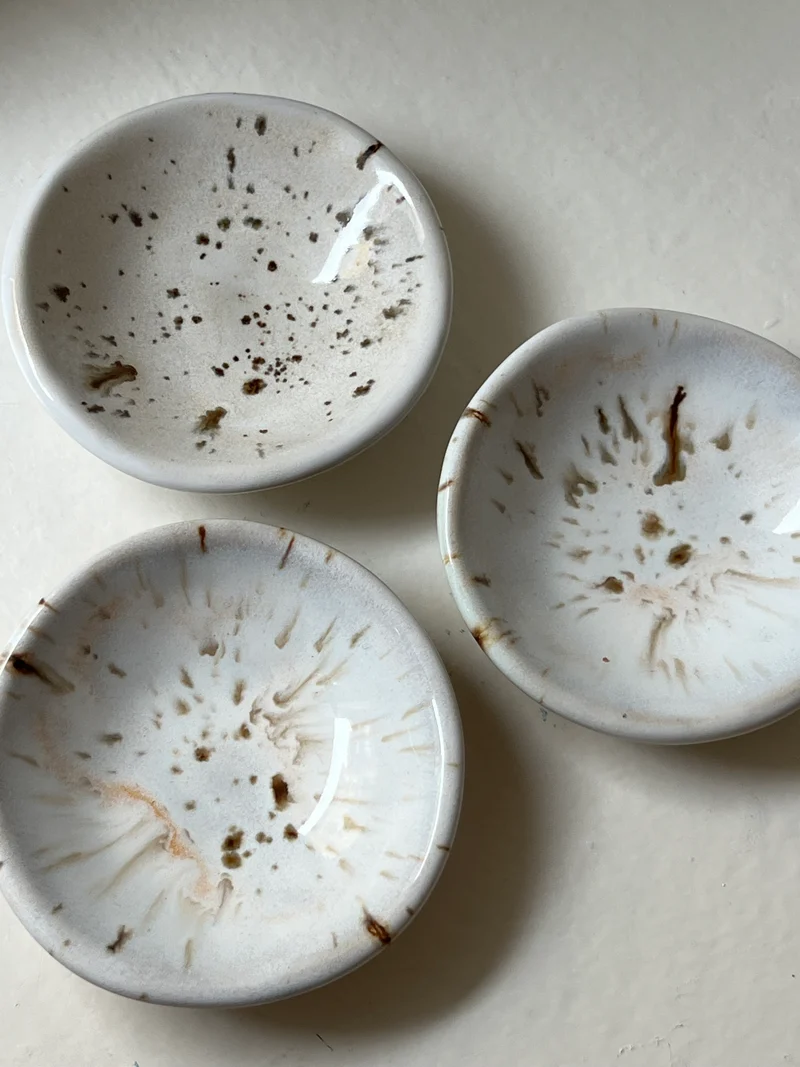 3 Ivory Fläckiga Fat – Handgjord Keramik