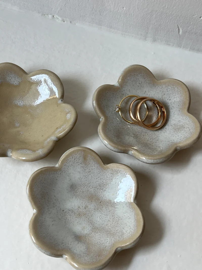 3 Beige Petal Fat – Handgjord Keramik
