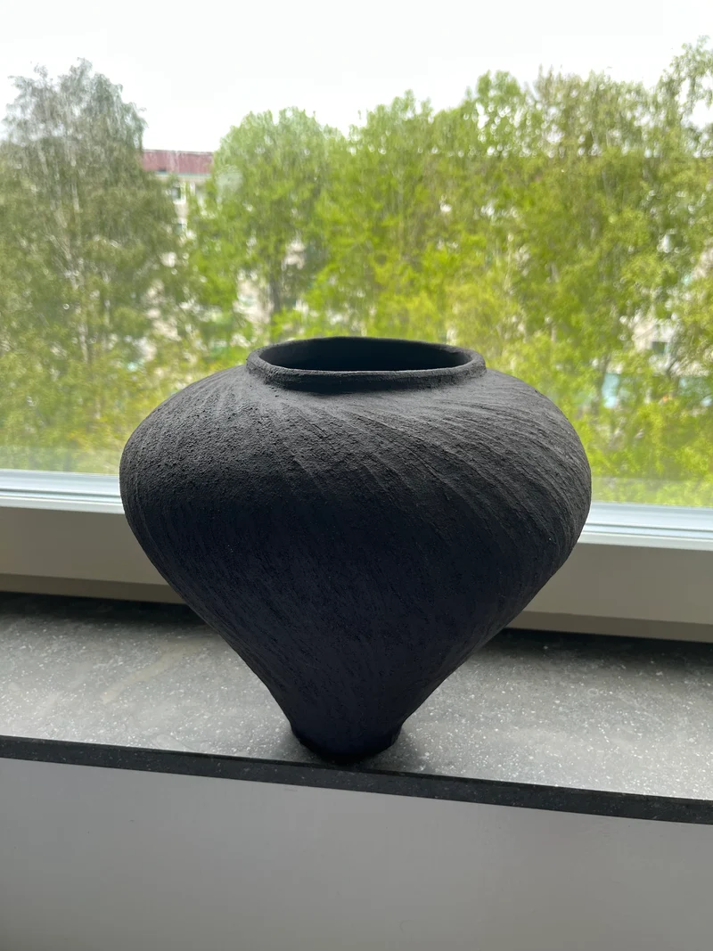 Handgjord mörkgrå vas