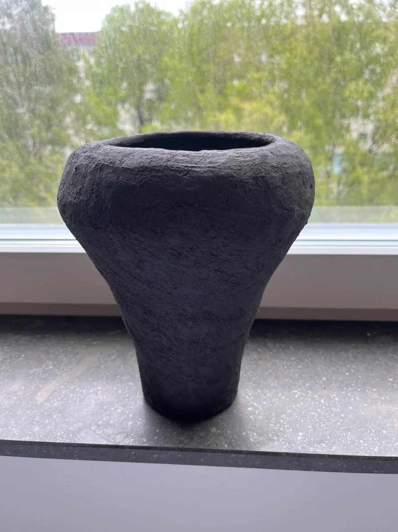 Mörkgrå handbyggd vas