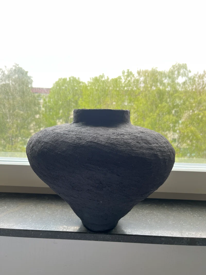 Handgjord mörkgrå vas