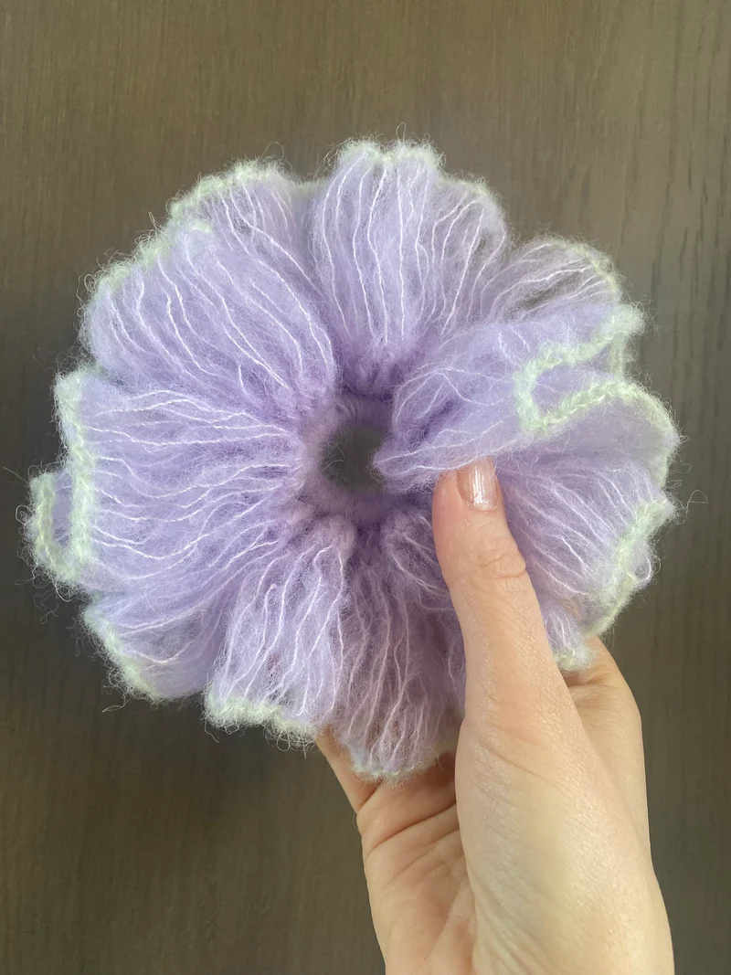 “Sun” Virkad scrunchie - lavendel & pistage