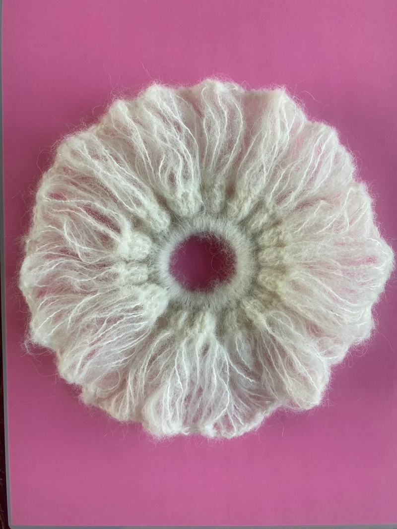 ”Sun” Virkad scrunchie - Vit