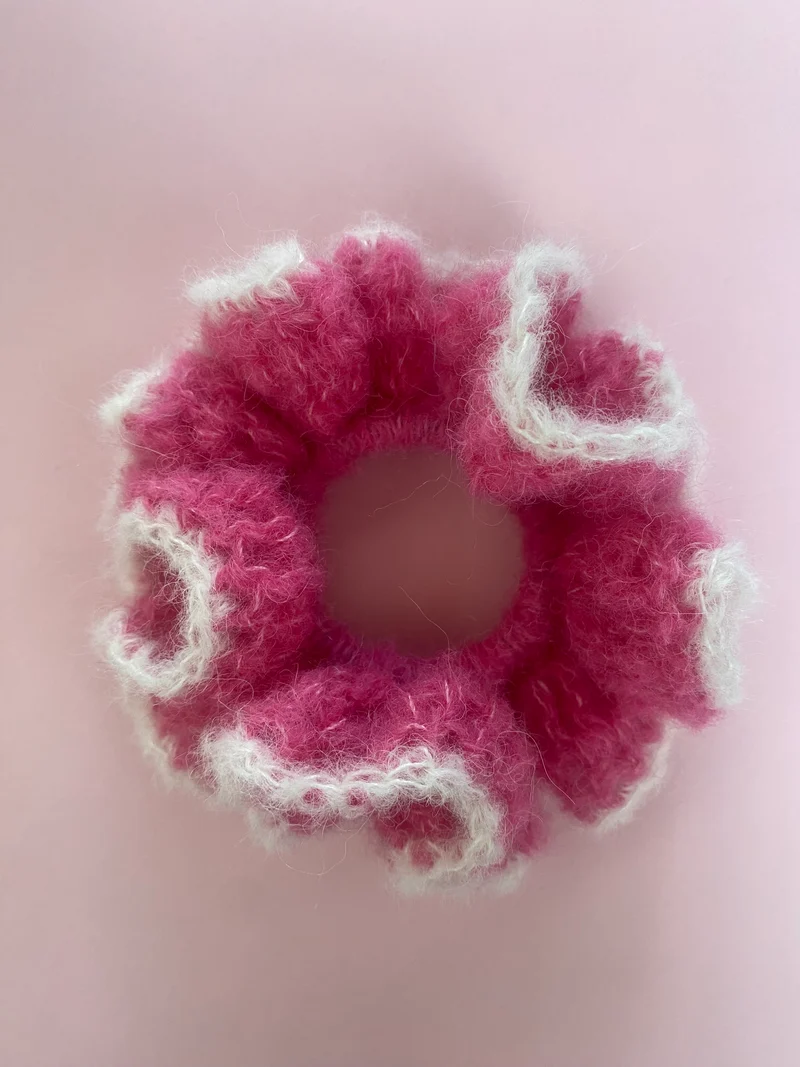 “Cloud” Virkad scrunchie - fuchsia och vit