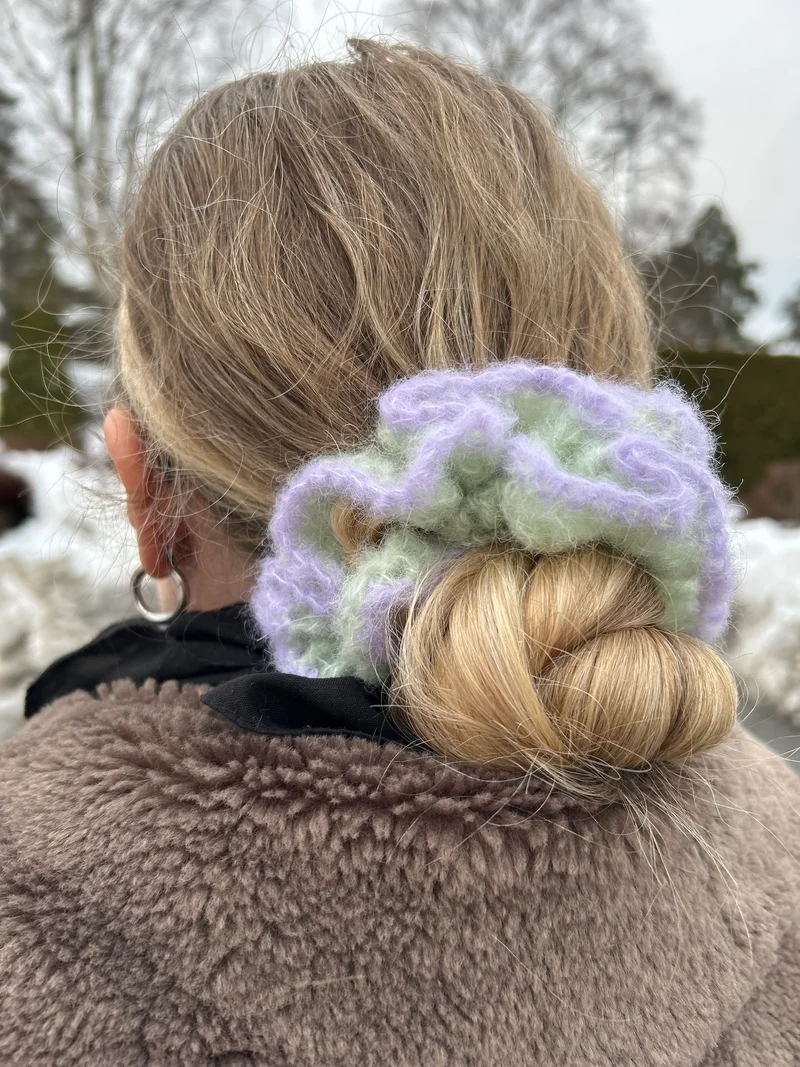 “Cloud” virkad hårscrunchie - pistage och lavendel