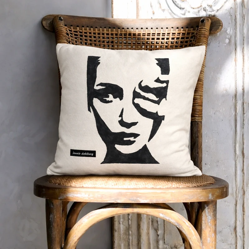 Handmålat bomullskuddfodral Kate Moss ”The eye”
