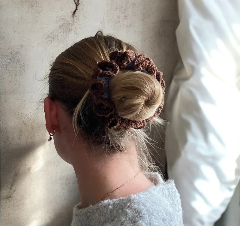 Brun och blå scrunchie