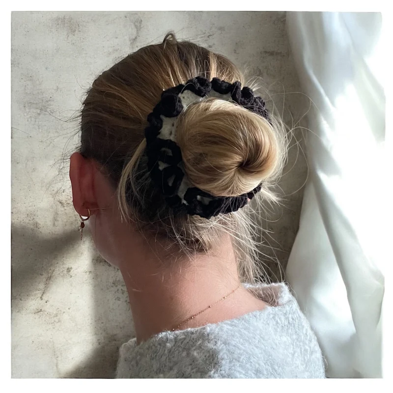 Svart och vit Scrunchie
