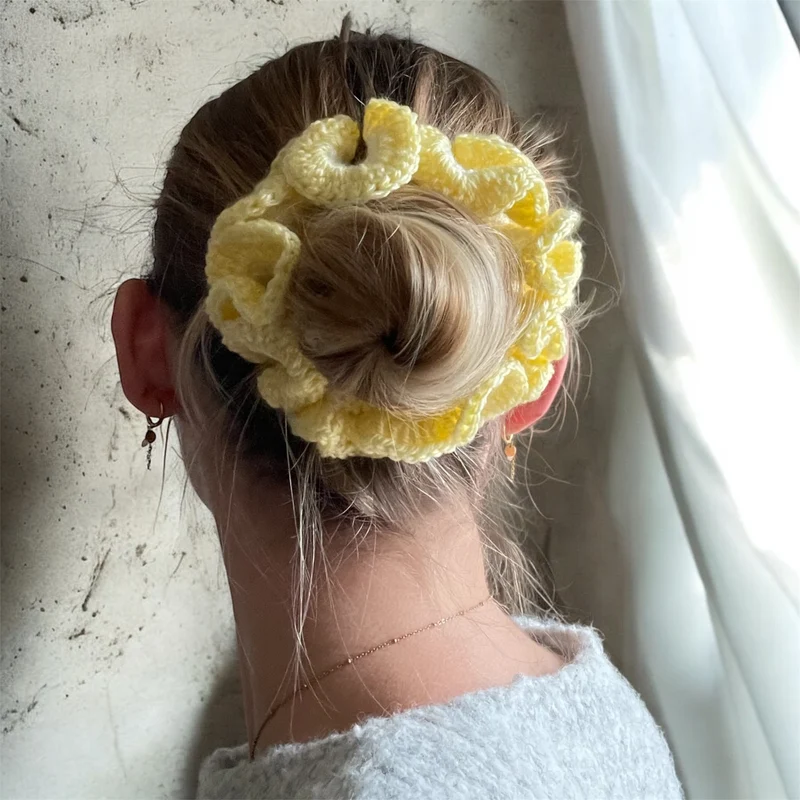 Gul och vit scrunchie