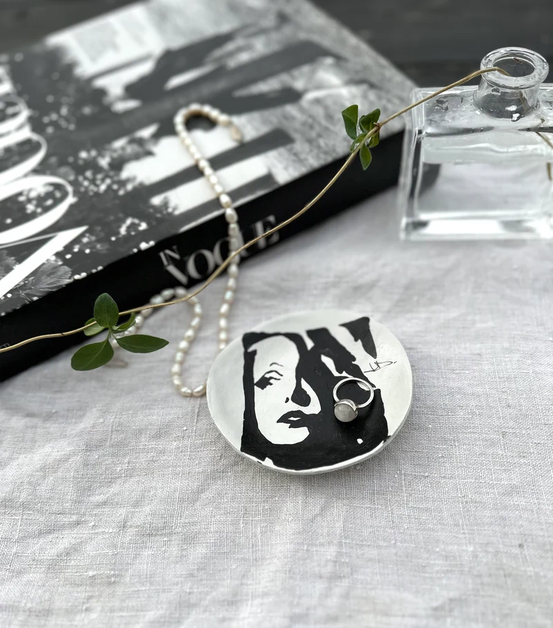 Svart och ljusgrå Keramik Tallrik - Greta Garbo ” Silent star”
