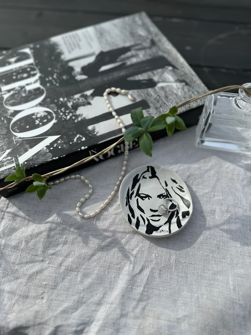 Svart och ljusgrå keramik tallrik - Kate Moss ” Style”
