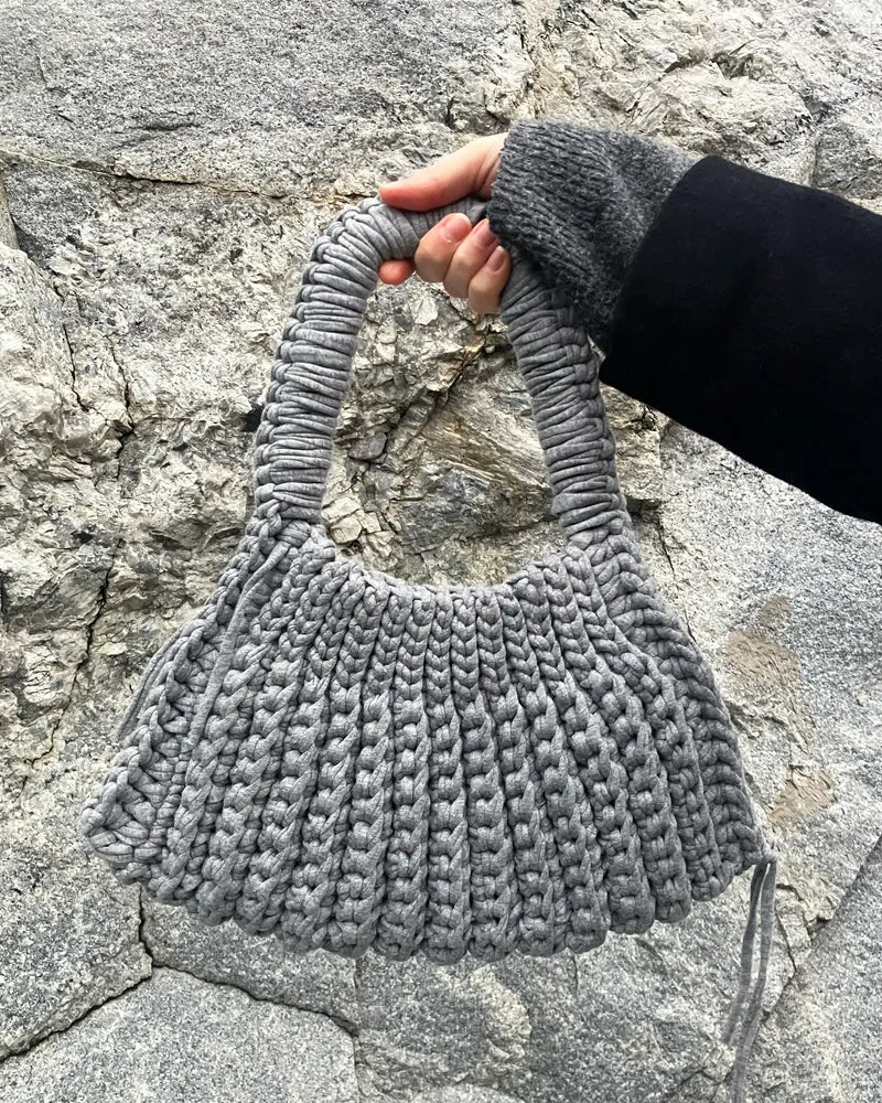 Grå Virkad Väska