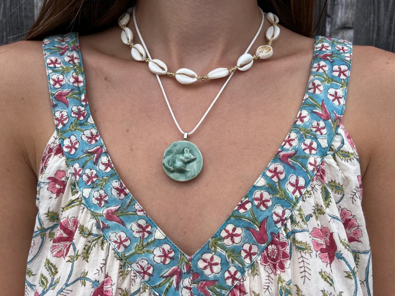 Green mouse, en handgjord keramisk berlock och halsband