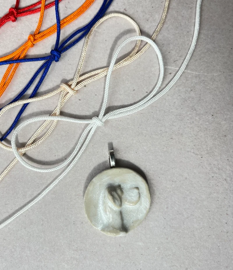 Vit hund, en handgjord keramisk berlock och halsband