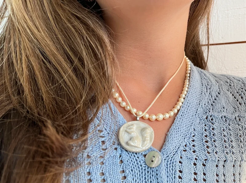 White Squirrel, en handgjord keramisk berlock och halsband