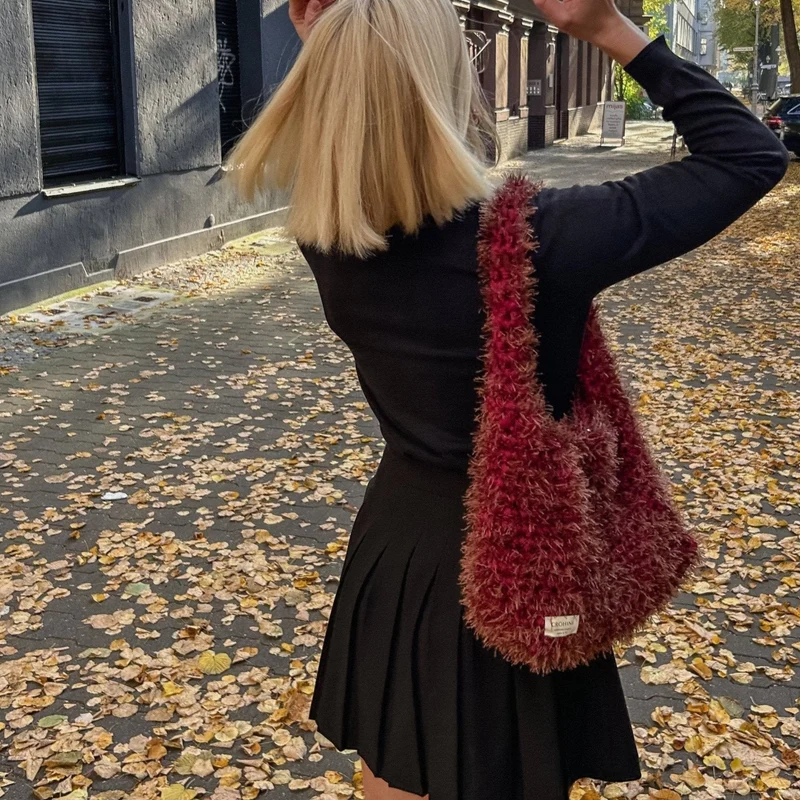 Fluffig burgundy LIINA virkad väska
