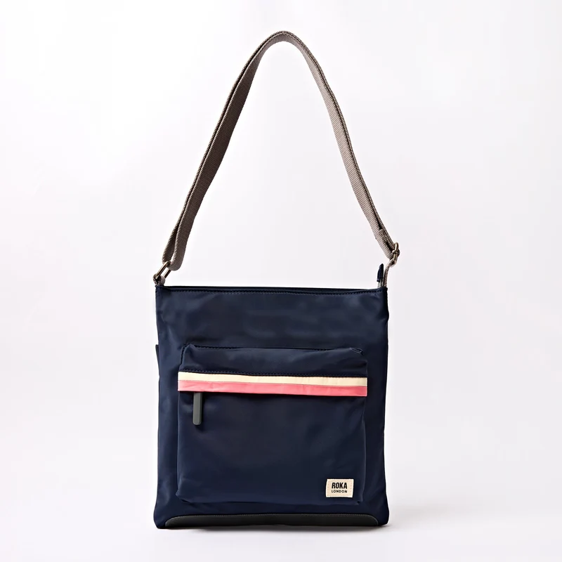 ROKA Kennington B Midnight Stripe Medium Återvunnen Nylonväska