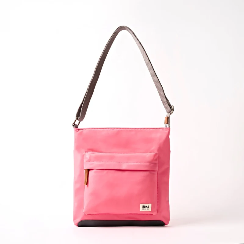 ROKA Kennington B Medium Återvunnen Nylonväska | Rosa Lemonad