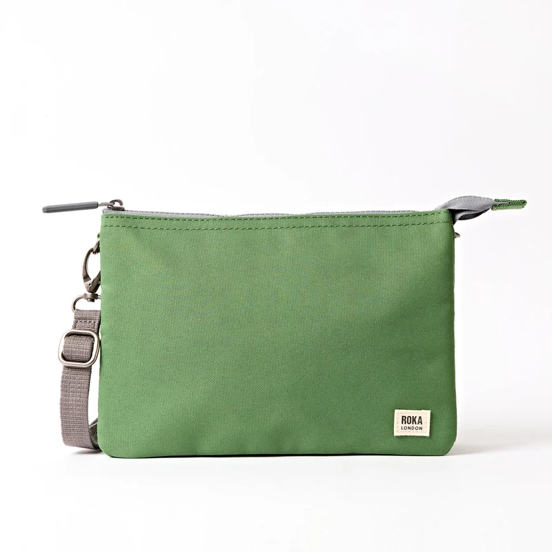 ROKA Carnaby Crossbody XL kronärtskocksväska i återvunnen canvas
