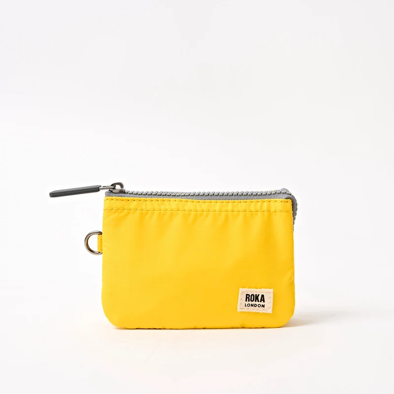 ROKA Carnaby Liten väska i återvunnen nylon med ripstop-mönster från passionsfrukt