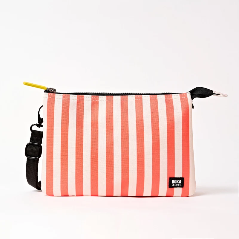 ROKA Carnaby Crossbody XL Korallrandig Återvunnen Canvasväska
