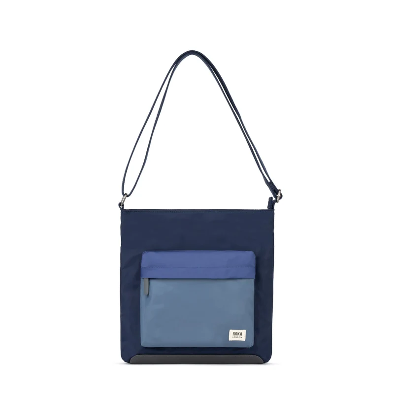 ROKA Kennington B Medium Återvunnen Nylonväska - Indigo Tonal