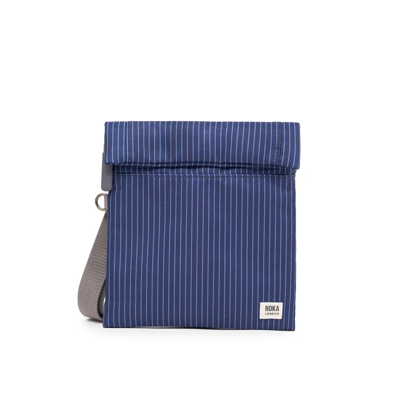 ROKA Stratford Liten Återvunnen Nylonväska | Mörk Denim Pinstripe
