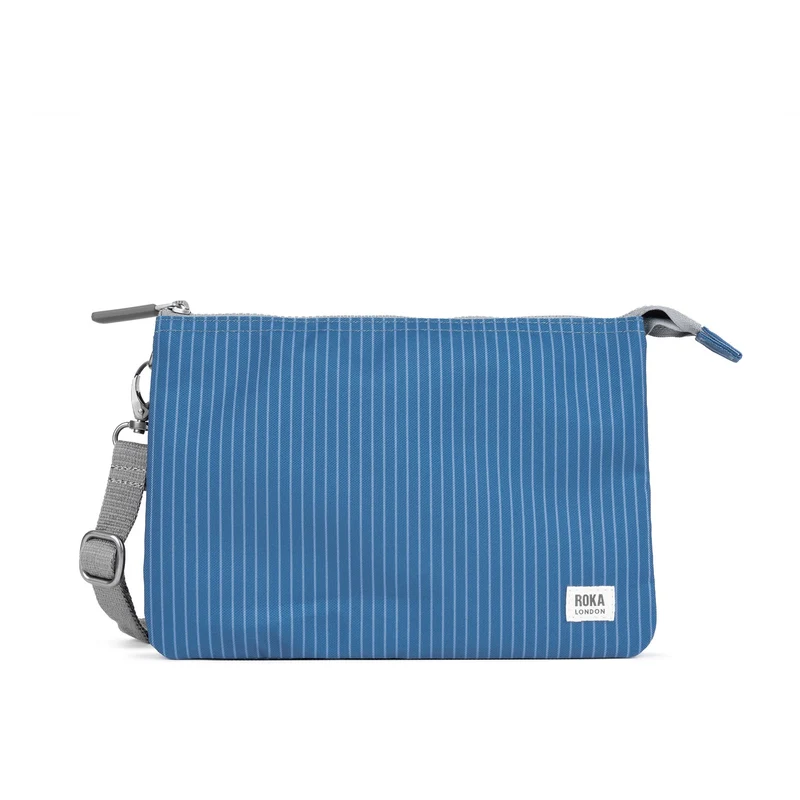 ROKA Carnaby Axelremsväska i XL-modell i denimtvättad återvunnen canvas