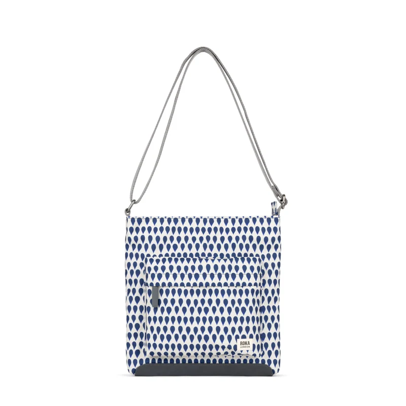 ROKA Kennington B Medium Återvunnen Canvasväska - Denim Rain