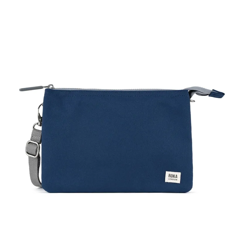 ROKA Carnaby Crossbody XL Crisp Blue återvunnen canvasväska